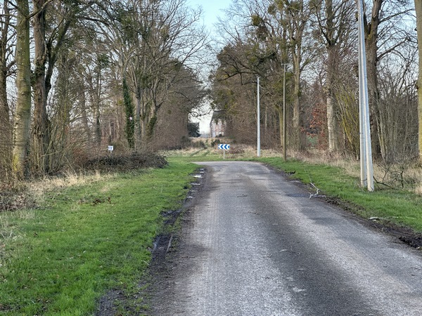 On voit ici que notre route a été construite dans le prolongement de l'allée du château de Graveron que l'on devine en face. Elle tourne brusquement à gauche pour éviter la propriété.