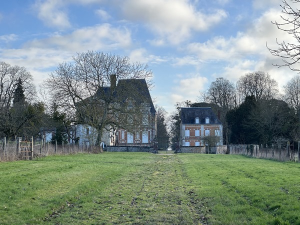 Le château de Graveron est une belle propriété du XVIIe siècle. On distingue, au premier plan, l'ancien colombier aménagé en habitation. A droite, il s'agit d'un logis secondaire, construit au XVIIIe siècle.
