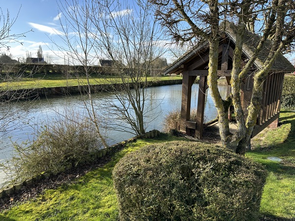 Là aussi, une mare se trouve au centre du bourg. L'ancien lavoir a été conservé.