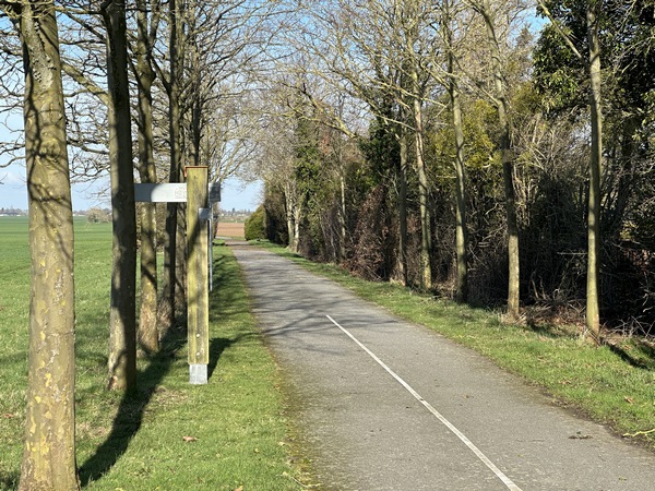 Nous suivons la Voie Verte sur 1 km, avant d'aller chercher un chemin de plaine. Il est possible de rester sur la Voie Verte, et rejoindre ainsi l'ancienne gare de Quittebeuf.