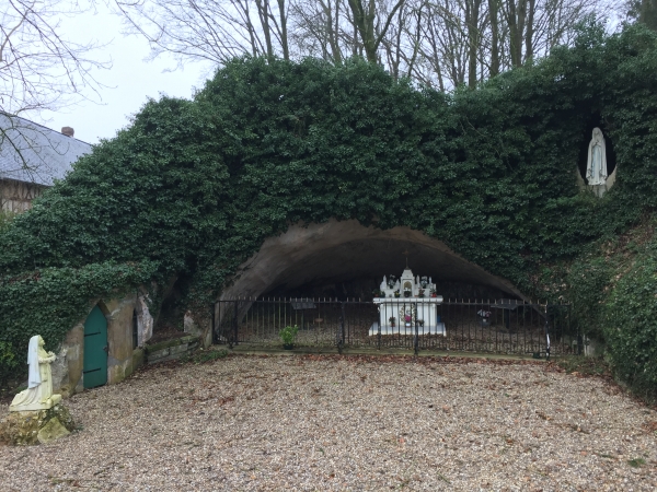 Cette reproduction de la grotte de Lourdes a été construite dans une ancienne carrière. En 1894, de retour d'un pèlerinage à Lourdes, l'abbé Lamotte curé du village entreprit de doter sa paroisse de cette réplique. Les paroissiens fournirent les matériaux et aidèrent au financement de sa construction.