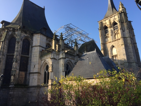 Eglise Notre-Dame d'Envermeu (XVIe), de style gothique flamboyant.