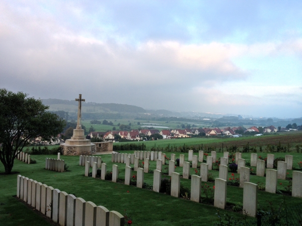En lisière du Bois de la Baronne, nous passons devant le cimetière anglais, appelé cimetière des Cafres. Les Cafres étaient des Zoulous et Bantous d'Afrique du Sud. Ils travaillaient sur des chantiers routiers et forestiers dans notre région. Le cimetière, sous statut du Commonwealth, est entretenu par le gouvernement britannique.
