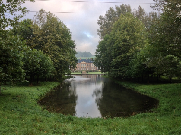 Notre chemin passe le long du parc du château du Pontrancart (Ancourt), construit au XVIIIe siècle à l'emplacement d'un château-fort. Le fief de Pontrancart soumettait à péage le pont (Pont Tranchard) qui relait Ancourt à la route d'Arques.