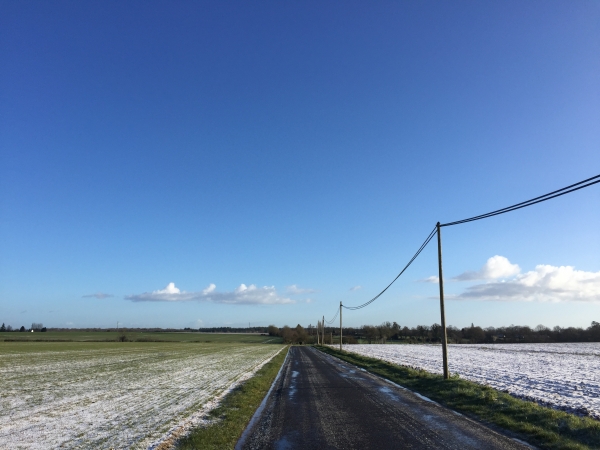 Le GR26 suit la rue Rangée des Sablons à Menneval.