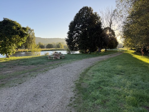 Nous partons du parking du plan d'eau de Condé-sur-Risle, et commençons par suivre le chemin entre étang et Risle.