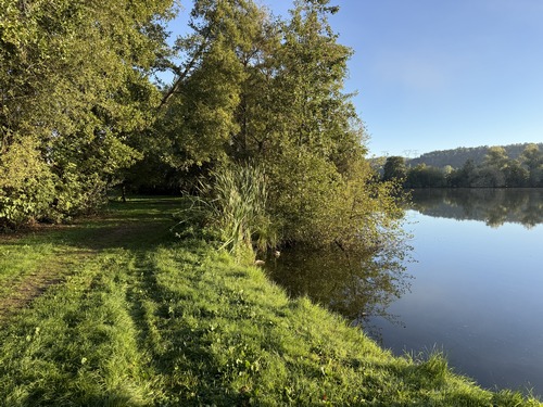 Nous allons fermer la boucle autour du plan d'eau.