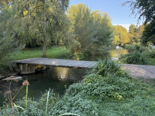Une passerelle permet de traverser le Ruisseau de St-Christophe pour rejoindre le village.