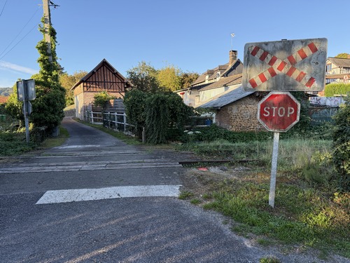 Nous traversons l'ancienne voie de chemin de fer de la ligne Evreux  - Embranchement Quetteville, ligne qui reliait l'Eure au Calvados. Un projet de voie verte est en cours.