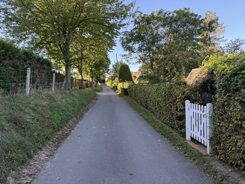 Traversée du hameau du Lieu aux Plaids.