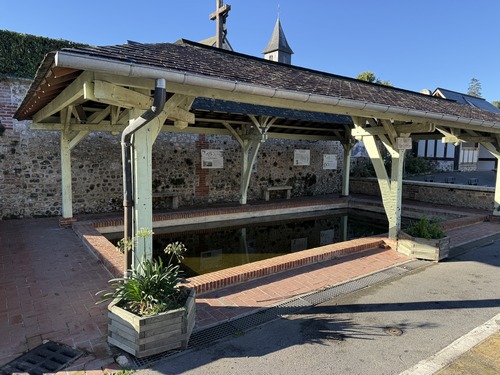 L'ancien lavoir du village a été restauré, avec des panneaux d'informations (Voir l'album de la rando).