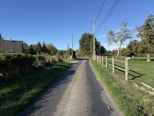 Nous traversons le hameau de la Communette sur les hauteurs de St-Christophe-sur-Condé.