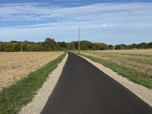 Traversée de la Plaine des Longs Champs. C'est le seul passage un peu ennuyeux, surtout en cette fin d'été quand les champs sont vides. Mais la petite route, toute neuve, est déserte.