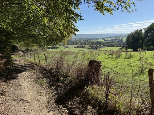 Descente vers la vallée de la Risle, avec de beaux points de vue sur la vallée.