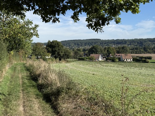 Nous arrivons à Condé, au niveau des maisons nous prendrons à droite sur la route de Pont-Audemer, bien fréquentée.