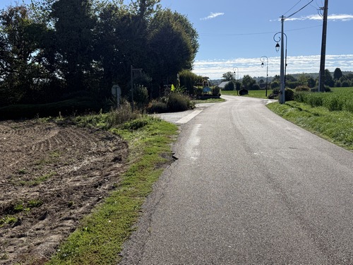 Nous allons quitter ici la route de Pont-Audemer, et tourner à gauche pour suivre la rue du Village et rejoindre le parking du Plan d'Eau.