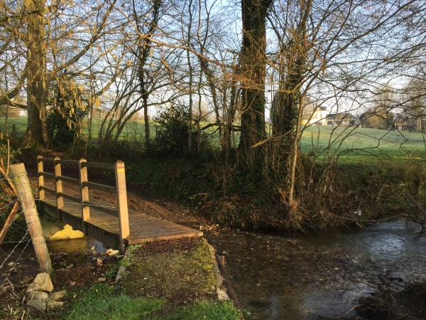 Nous traversons le ruisseau St-Christophe, mais allons continuer de le suivre sur le chemin du Lieu-aux-Plaids.