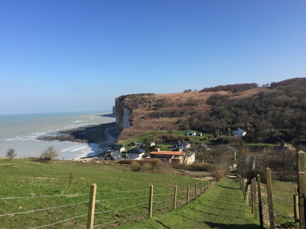 Après avoir traversé les Grandes-Dalles, nous remontons sur les falaises. Regard arrière vers notre montée.