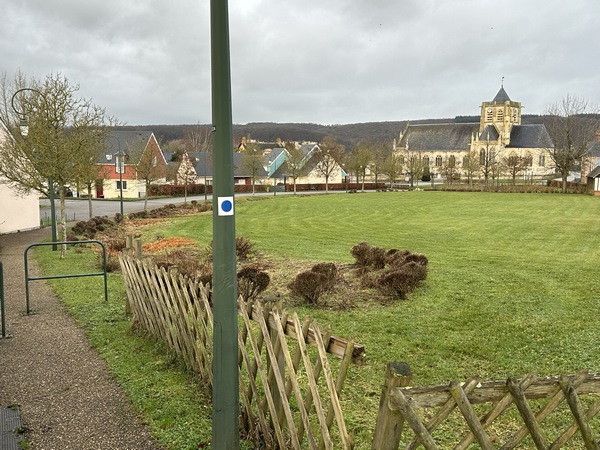 J'arrive en vue de l'église Saint-Martin (XVe XVIe). Une litre funéraire portant les armes de la famille de Nagu est toujours visible sur l'église.