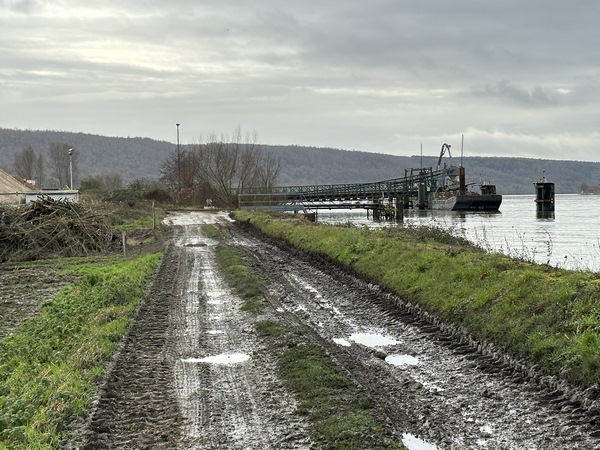 A proximité de la station de pompage, je quitte le bord de Seine pour tourner à gauche vers la forêt.