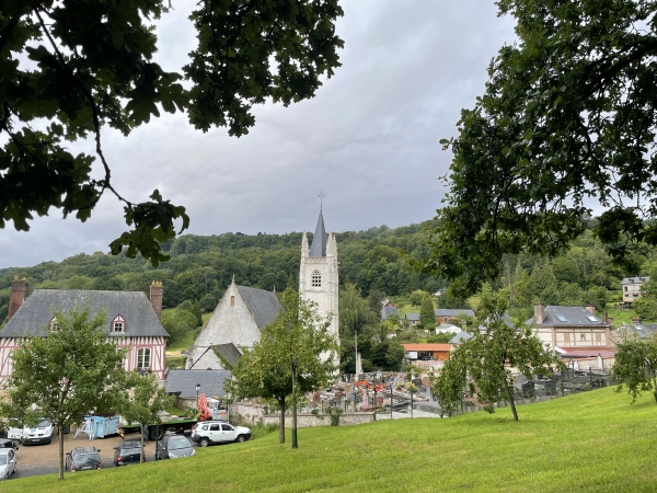 Le chemin nous conduit au-dessus de l'église de Villequier, dont le cimetière accueille Léopoldine Hugo et son mari.