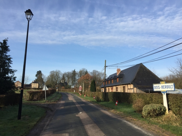 Nous partons de Bosc-Edeline et marchons sur la D61 jusqu'à Bois-Héroult.