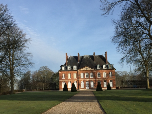 Le château du Bois-Héroult (XVIIIe), en brique et pierre.