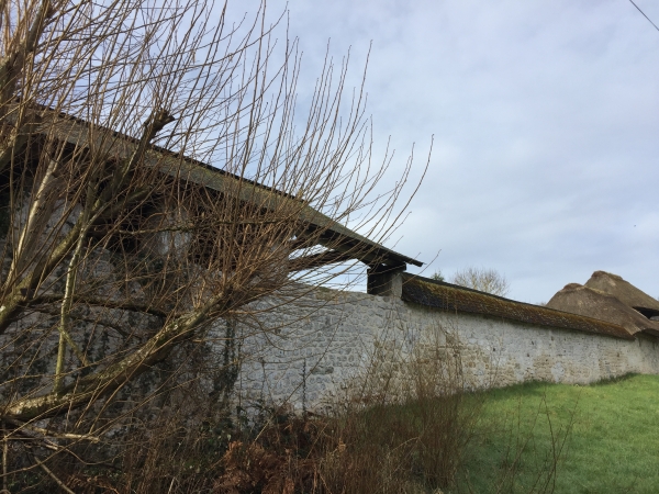 Nous marchons jusqu'à l'ancien prieuré du Torps. Deux moines vivaient ici, loin de leur abbaye de Jumièges, et loin de sa discipline...