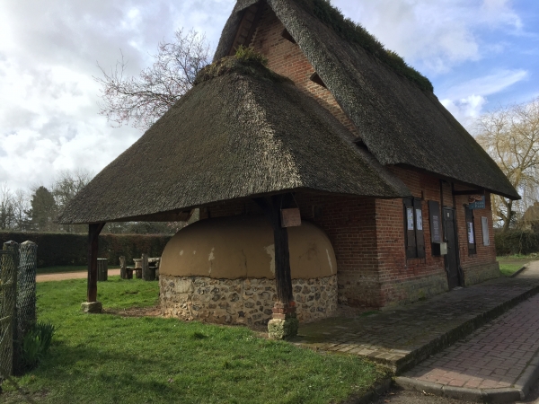 Nous voilà de retour à la Haye-de-Routot, voici l'écomusée et son four à pain.