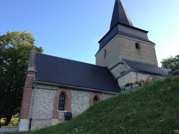 Amfreville-sous-les-Monts, nous marchons vers l'église Saint-Michel. La tour-clocher date du XVIe siècle, le choeur et la nef ont été remaniés au XIXe siècle. (Wikipedia)