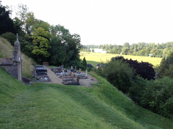 Le petit cimetière près de l'église est, lui aussi, en hauteur.