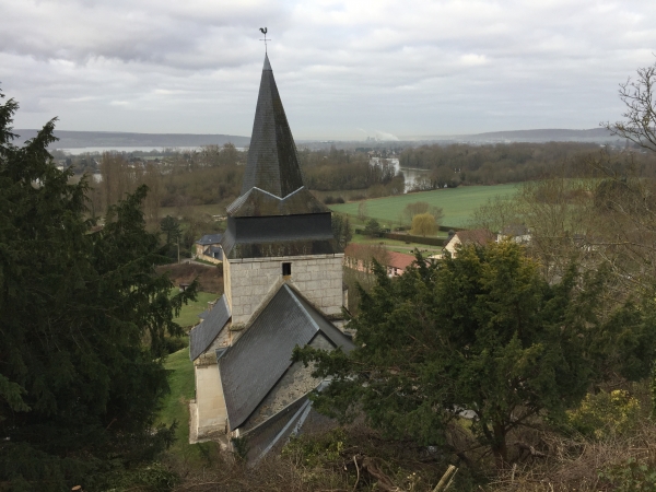 Notre chemin continue au-dessus de l'église Saint-Michel.