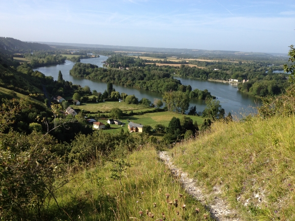 Nous arrivons à la Roche Bardin. Le spectacle est vertigineux, et le chemin nous donne l'impression de déboucher dans le vide. Nous descendons vers le Val Hamet, et remontons vers la Roche à Roline.