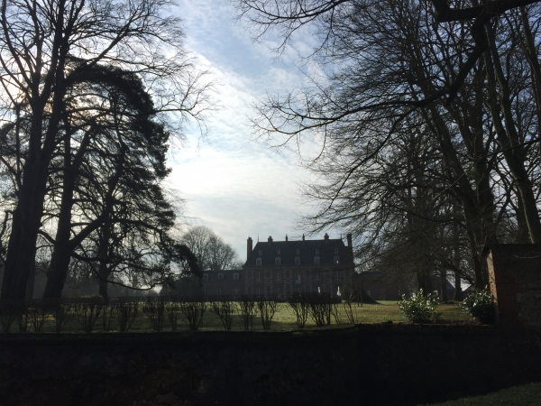 Après avoir marché jusqu'à la route forestière des Sablonnières, nous longeons le château de St-Crespin.