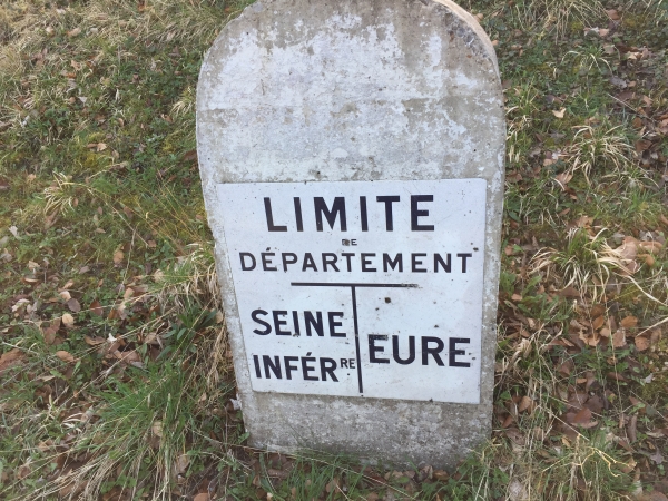 Voilà une borne qu'il faut conserver ! La trace GPS montre une hésitation : l'entrée du chemin est un peu en retrait sur la D128.