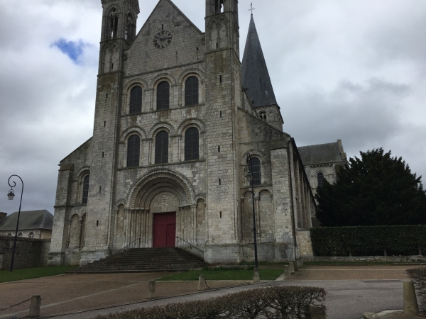 Nous passons devant l'église abbatiale Saint-Georges, d'architecture romane normande avec quelques adjonctions gothiques. L'abbaye a été fondée en 1113 par Guillaume de Tancarville, en remplacement d'une collégiale du XIe siècle. L'église paroissiale Saint-Martin a disparu après la Révolution.