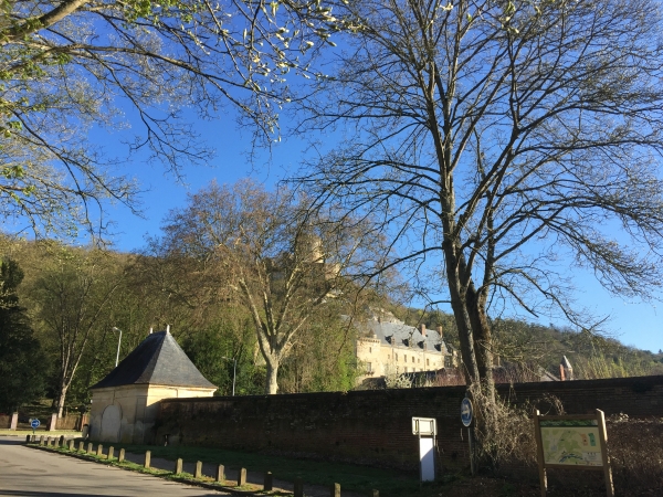 Nous quittons le parking du Port Giffard et longeons le potager du château de La Roche-Guyon. A savoir : le jardin potager (label Jardin Remarquable & label AB) est ouvert au public. Les légumes (et jus, soupes, confitures) sont vendus sur place, dans la boutique du château, de Juillet à Octobre.