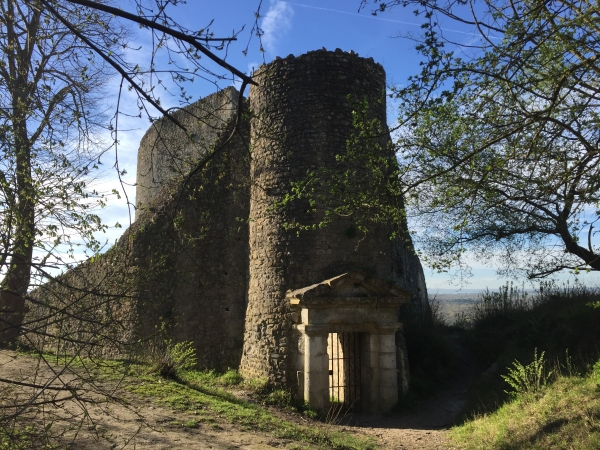 Un chemin bien raide nous conduit jusqu'au vieux donjon, dernier vestige de l'ancien château fort. Le donjon est relié au château par un escalier souterrain creusé dans la falaise.