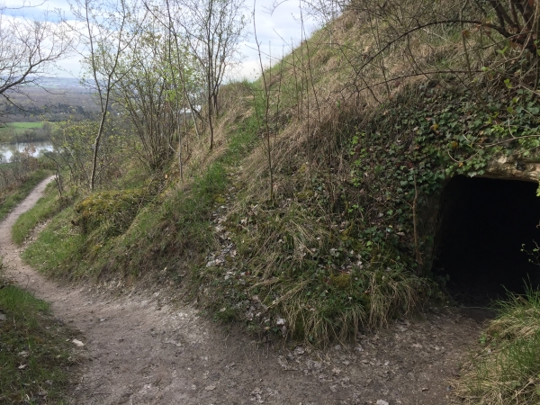 Nous avons rejoint le GR2 en crête sur les falaises de Seine. Nous passons ici près de casemates creusées durant la seconde guerre mondiale. Le général allemand Erwin Rommel installa son quartier général dans le château en 1944.