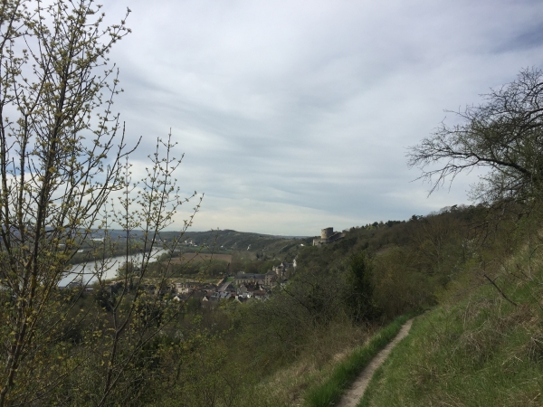Le GR2 avance en balcon au-dessus de la vallée de la Seine. Regardez la vidéo ! Coup de chapeau aux bénévoles de la FFR qui ont réhabilité ce chemin en 2016. (250 heures de travail).