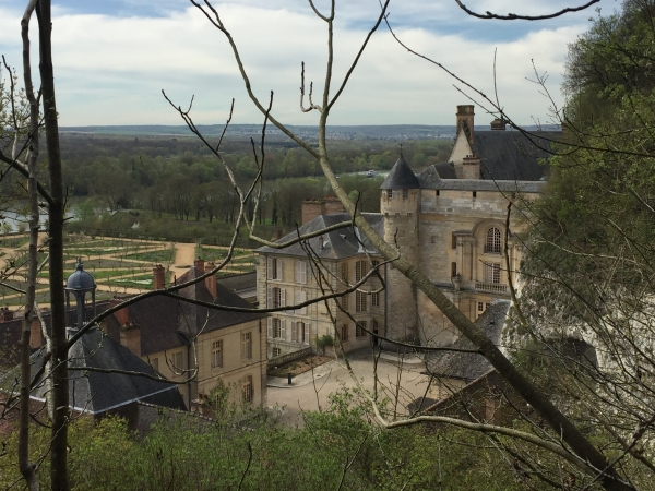 Le GR2 s'avance jusqu'au château de La Roche-Guyon. En 1987, après la mort de la duchesse de La Roche-Guyon, veuve de Gilbert de la Rochefoucauld, le château est cédé, par bail emphytéotique, au département du Val-d'Oise, mais reste propriété de la famille de la Rochefoucauld.