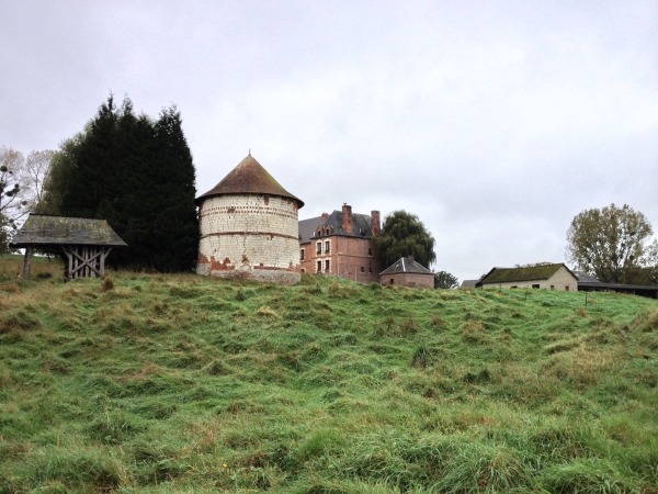 Montigny et le colombier du manoir.