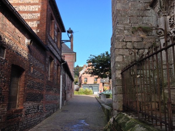 Envermeu, le long de l'église Notre-Dame.