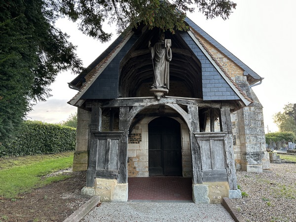 Nous partons du parking proche de l'église Saint-Benoît (XIIe -> XXe). Une statue en bois du XVIIe surmonte le porche. Il s'agit de Saint Benoît de Nursie, originaire de l'Ombrie, région italienne.