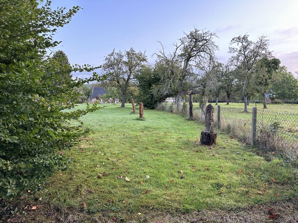 Nous descendons la petite route de Saint Benoît en passant devant les sculptures de Steve Armance, exposées dans son jardin.