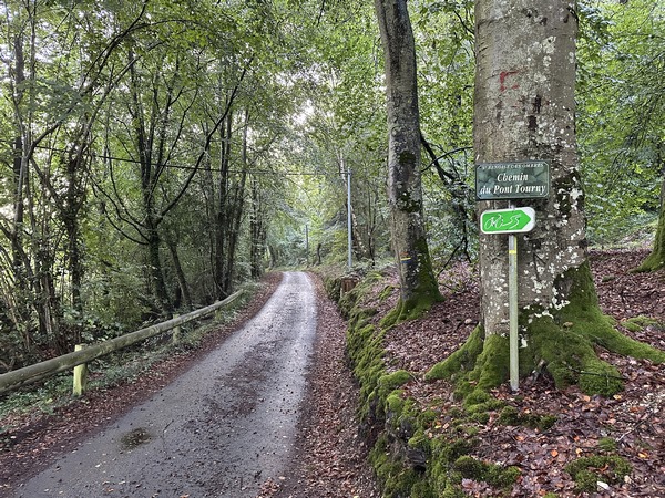 Nous entrons sur le Chemin du Pont Tourny, qui devient un vrai chemin un peu plus loin.
