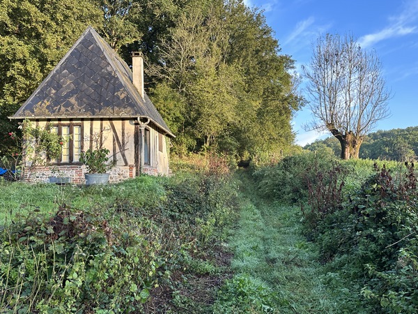 Le Chemin du Pont Tourny remonte vers les Perrets après avoir franchi le ruisseau de la Croix Blanche.