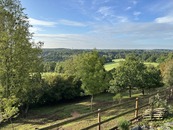 Sur notre droite se dégage la vue sur la Vallée Legras. St-Benoît-des-Ombres se trouve en face, de l'autre côté de la vallée.