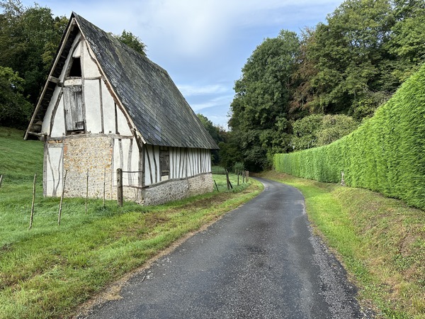 Aux Coudraies, nous descendons dans la vallée du ruisseau de la Croix Blanche.