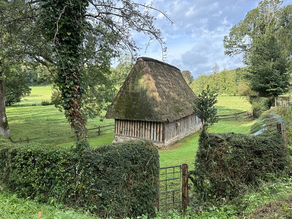 A voir dans l'album, plusieurs photos de maisons et granges préservées du Lieuvin.